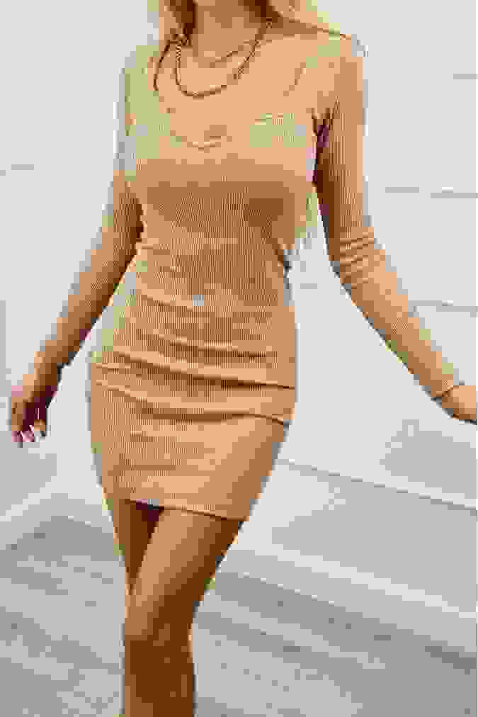 Sukienka 808 prążkowana z długim rękawem SANDRA  karmelowa