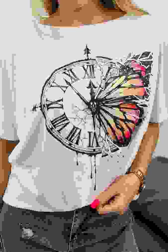 Bluzka 9563 nadruk kolorowego motyla i zegara biała